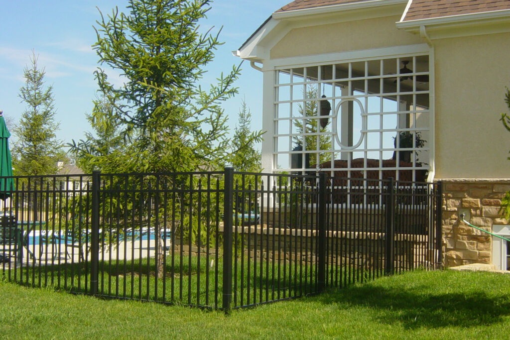 5/8 in. x 1-1/4 in. x 4-1/4 in. Black Aluminum Fence Quad Finial Top